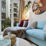 Boutique King Size Bed 700mbps Smart Tv