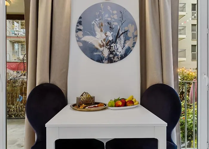 Boutique King Size Bed 700mbps Smart Tv