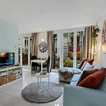 Boutique King Size Bed 700mbps Smart Tv *