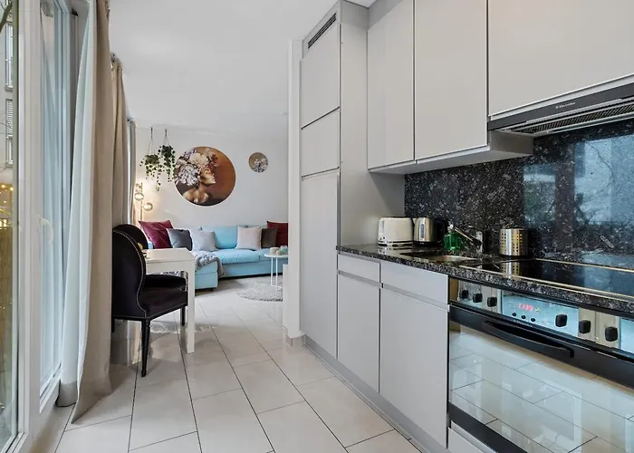 Boutique King Size Bed 700mbps Smart Tv *